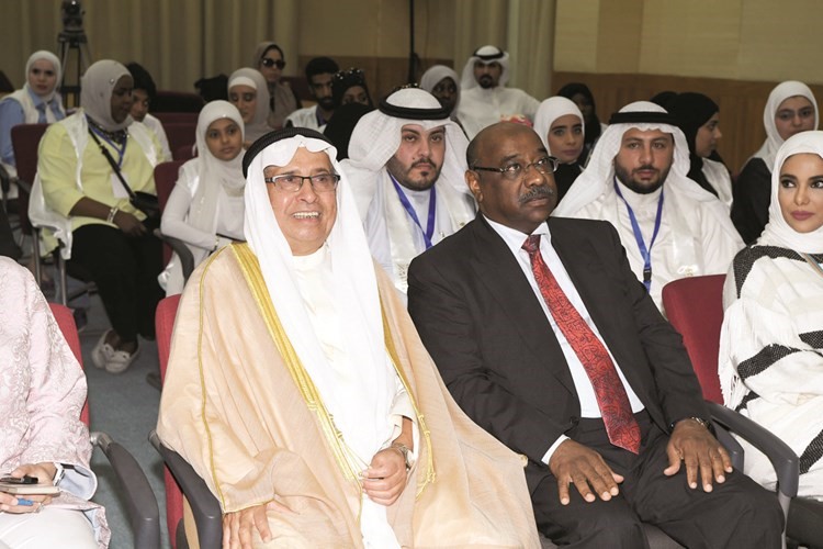 د محمد الخشتي وابراهيم البغلي يتوسطان الحضور