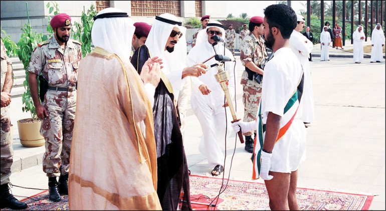 الامير الراحل الشيخ جابر الاحمد خلال اشعال شعلة العلم ايذانا ببدء العام الدراسي بعد تحرير الكويت عام 1991