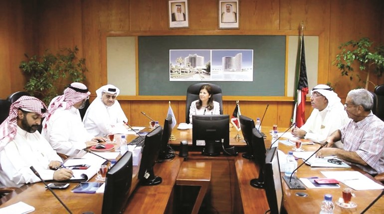 دسميرة السيد عمر خلال اللقاء مع وفد مركز مجلس التعاون لادارة حالات الطوارئ﻿