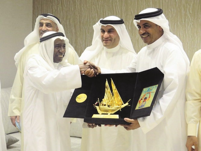 عبدالله الكندري يكرم البطل الاولمبي فهيد الديحاني بحضور راشد السيف﻿