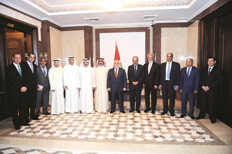 رئيس الوزراء العراقي دحيدر العبادي متوسطا الوفد الصحافي الزائر والسفير غسان الزواوي والقائم بالاعمال خالد القناعيورئيس اتحاد الصحافيين العرب مؤيد اللامي