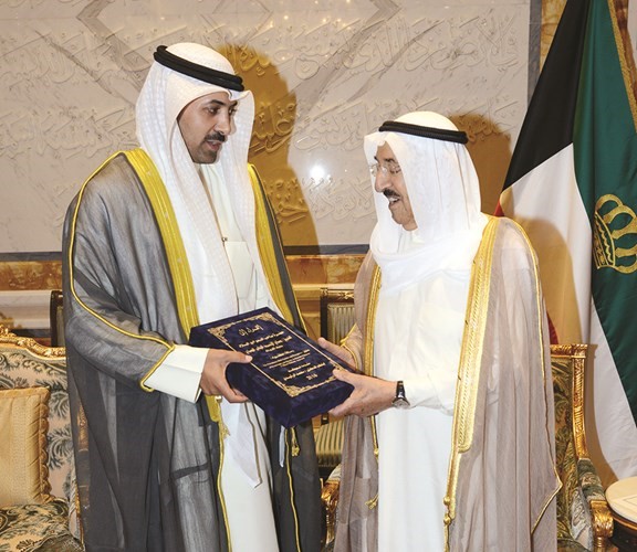 صاحب السمو الامير الشيخ صباح الاحمد يتسلم رسالة دكتوراه من د محمد الرشيدي﻿