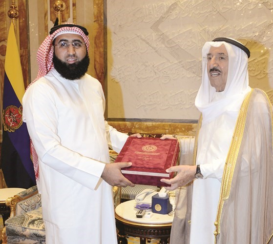 صاحب السمو الامير الشيخ صباح الاحمد يتسلم رسالة دكتوراه من د محمد المكيمي﻿