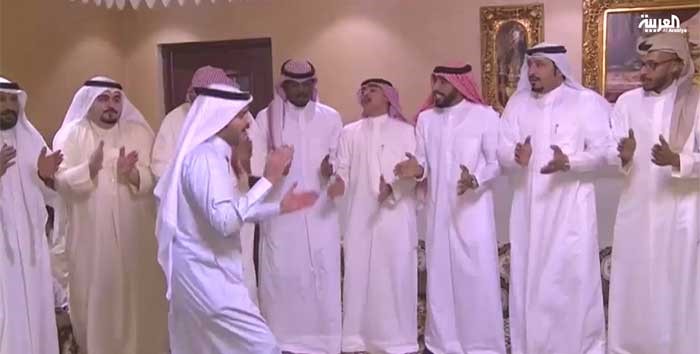بالفيديو.. شاهد رقص "الدحة" في منزل فهد العنزي بعد نيلة الجنسية الكويتية 