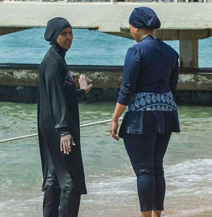 الشرطة الفرنسية تجبر مسلمة على خلع ملابسها على الشاطئ أمام الناس 
