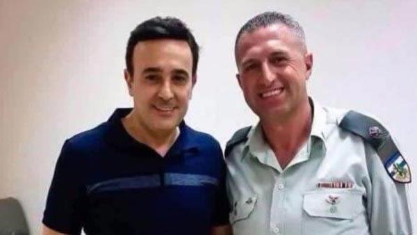 ما حقيقة الصورة التي جمعت صابر الرباعي بضابط إسرائيلي؟