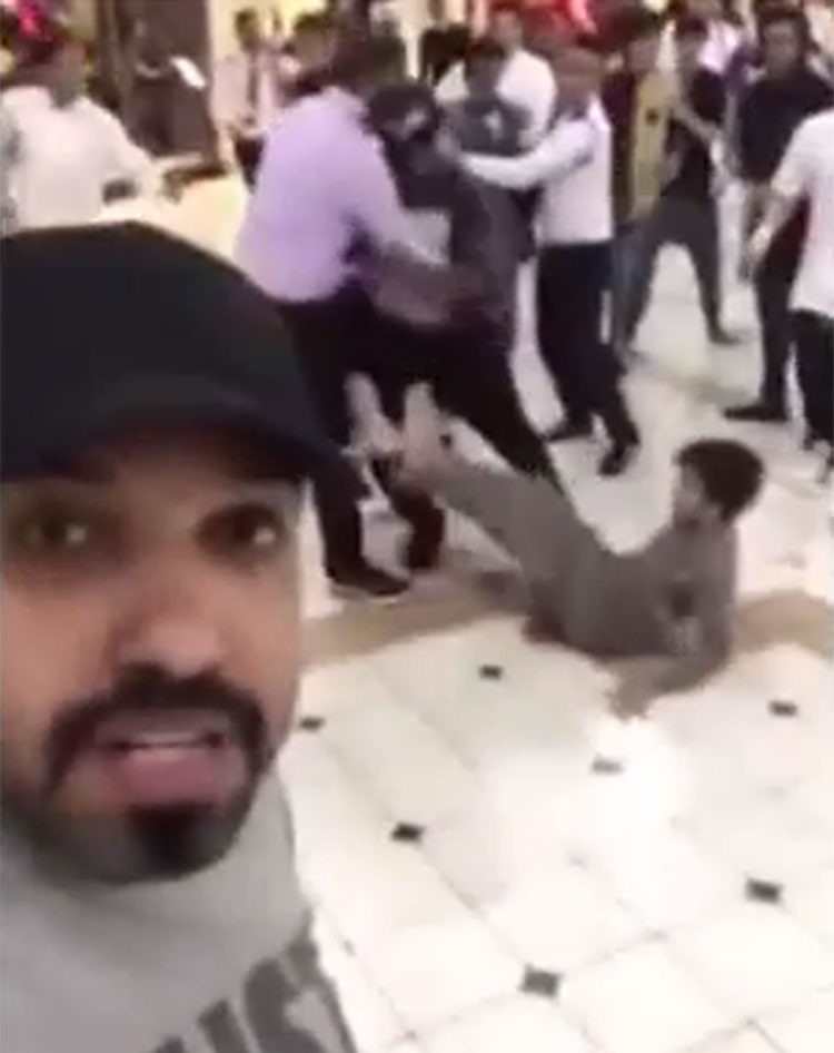 بالفيديو:"هوشة چايدة.. وشاب خليجي يلتقط سيلفي خلف "الهوشة"