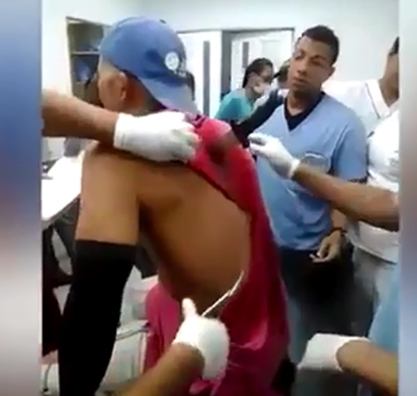 بالفيديو: سكين مغروزة في ظهره.. ولا يشعر بأدنى ألم