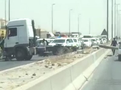 بالفيديو.. سقوط عامود انارة علي الدائري السادس دون اصابات