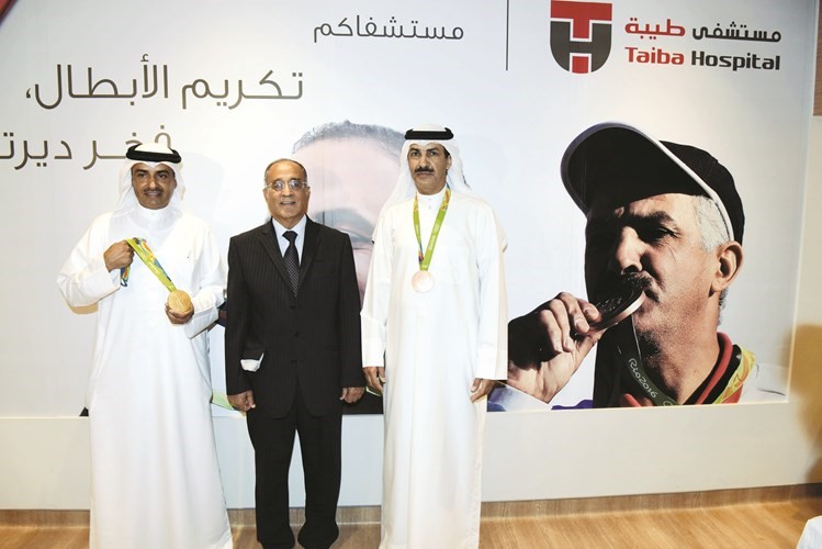 دسند الفضالة متوسطا البطلين العالميين فهيد الديحاني وعبدالله الرشيدي