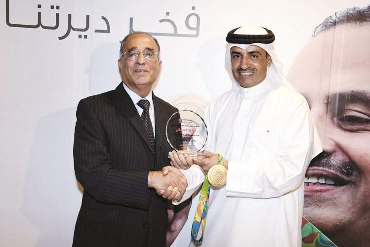 البطل فهيد الديحاني يتسلم درعا مندسند الفضالة واسرة مستشفى طيبة