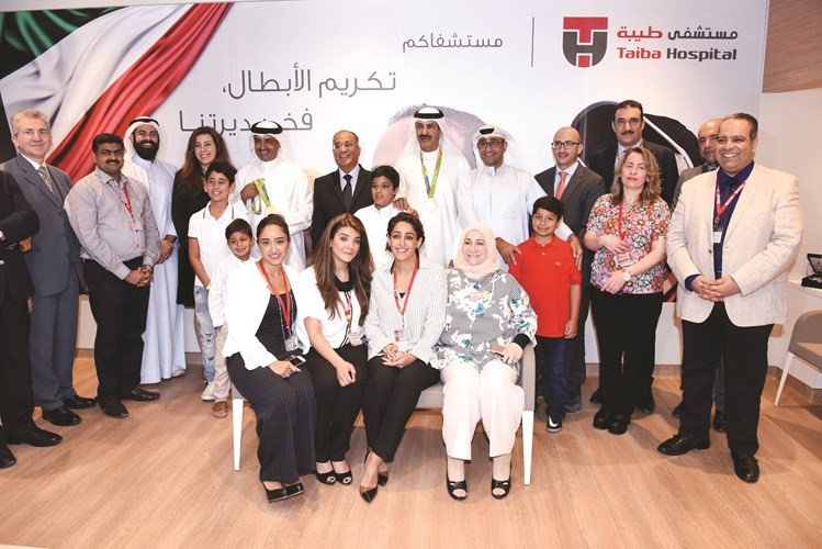 لقطة تذكارية مع البطلين فهيد الديحاني وعبدالله الرشيدي في مستشفى طيبة