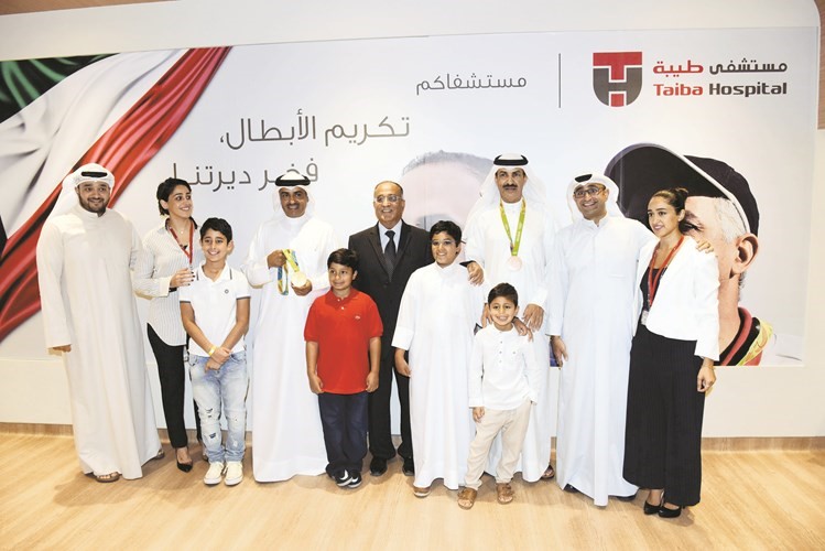 البطلان فهيد الديحاني وعبدالله الرشيدي مع دسند الفضالة وراشد الفضالة وخالد الفضالة وعدد من الحضور في لقطة للذكرة مستشفي طيبة