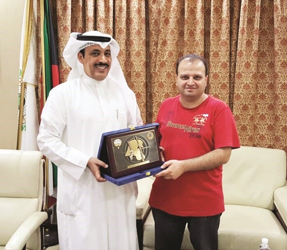 دعيج العتيبي يقدم درعا للزميل محمد سعيد﻿