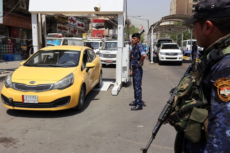 سيارة عراقية تمر عبر جهاز المسح بالاشعة السينية للكشف عن المتفجرات في منطقة الكرادة في بغداد امسافپ﻿