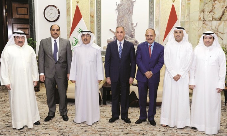 وزير الدفاع العراقي خالد العبيدي متوسطا مؤيد اللامي والوفد الصحافي الزائر﻿