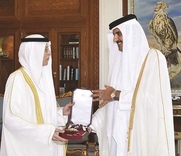 صاحب السمو الشيخ تميم بن حمد ال ثاني يقدم للسفير متعب المطوطح وشاح الاستحقاق﻿