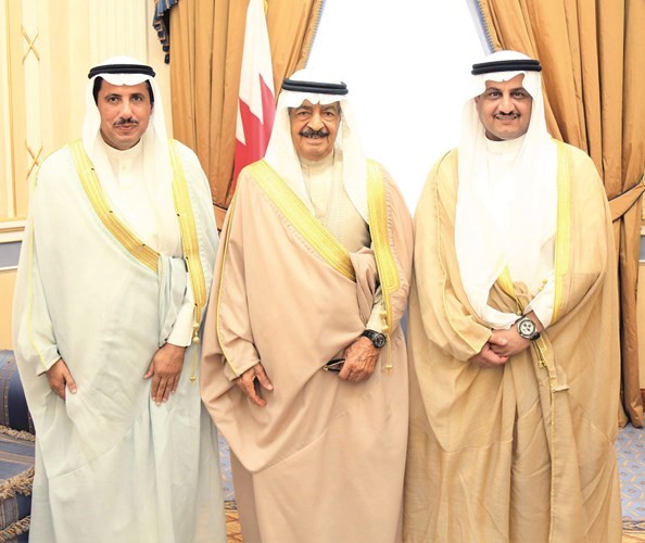 صاحب السمو الملكي الامير خليفة بن سلمان ال خليفة خلال لقائه السفير الشيخ عزام الصباح ولؤي الخرافي