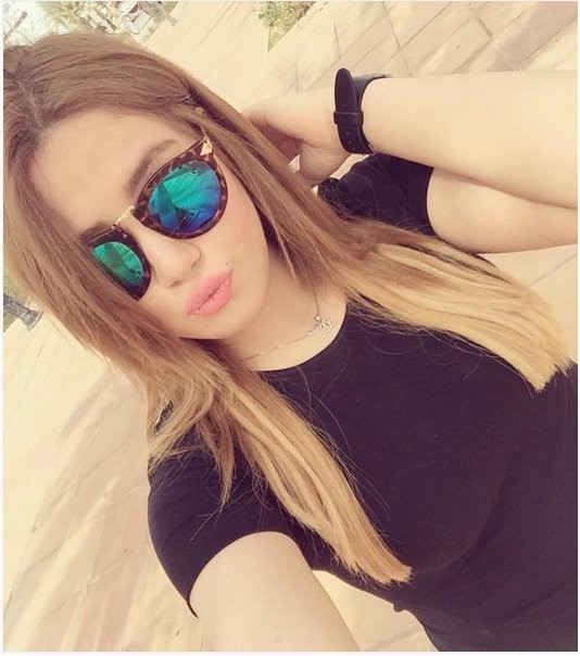 واكثر ما يميز ملامح لينا شكل حاجبيها العريض الذي يزيد من جمال عينيها