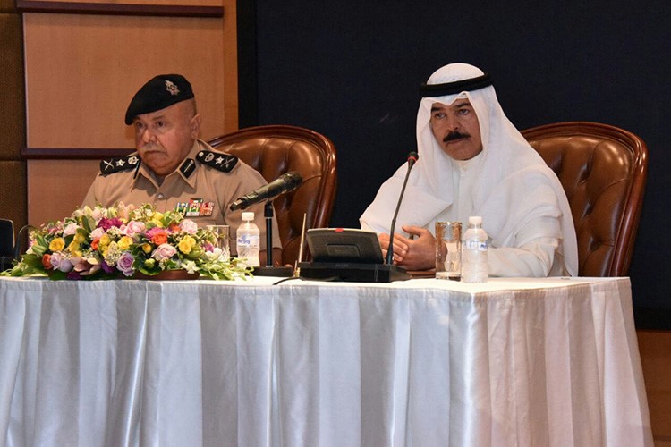 الشيخ محمد الخالد متحدثا للقيادات الامنية والى جواره الفريق سليمان الفهد