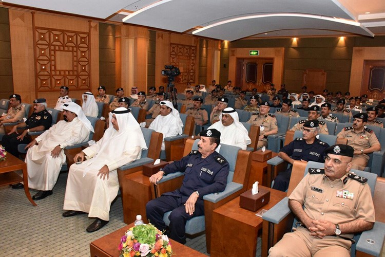 الفريق متقاعد احمد الخليفة متوسطا وكلاء وزارة الداخلية المساعدين والمديرين العامين