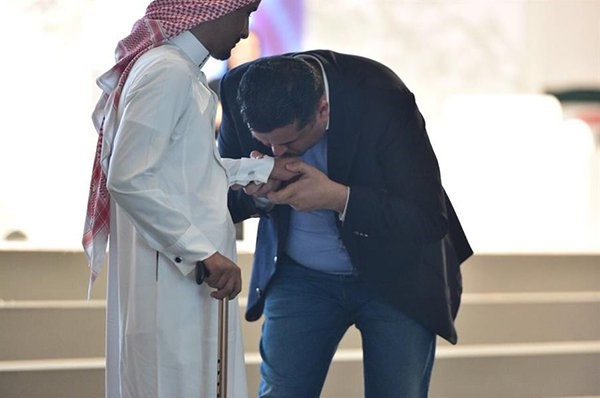 بالفيديو ..  ملازم سعودي استشهد أخوه فأصر أن يكون مكانه بالحد الجنوبي.. وإعلامي بحريني يقبل يده