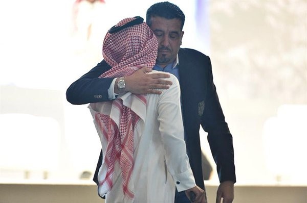 بالفيديو ..  ملازم سعودي استشهد أخوه فأصر أن يكون مكانه بالحد الجنوبي.. وإعلامي بحريني يقبل يده