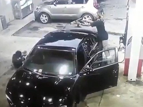بالفيديو.. تبادل إطلاق نار بأسلحة آلية داخل محطة وقود بولاية جورجيا الأمريكية
