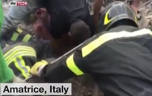 بالفيديو.. طفلة إيطالية ظلت 17 ساعة تحت الأنقاض