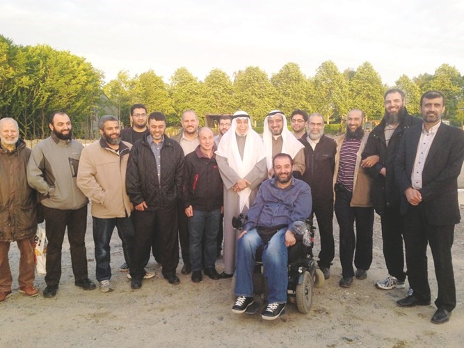 دخالد المذكور ودعصام الفليج يتوسطان اعضاء الوقف الاسكندنافي
