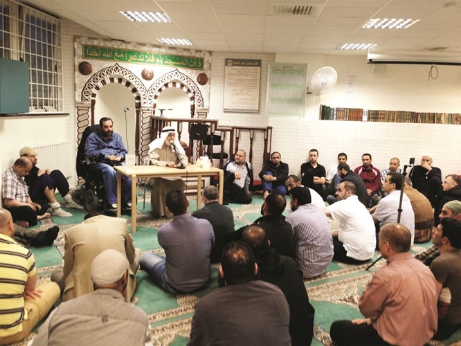 دخالد المذكور يلقي محاضرة في مسجد السلسبيل في مالمو وبجواره الشيخ سعيد عزام