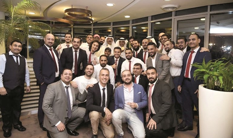 مسؤولو وموظفو الشركة مع البطلين الكويتيين﻿