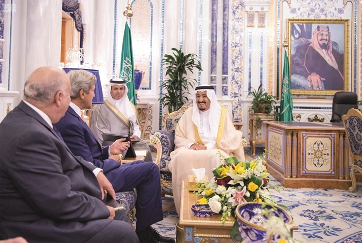 خادم الحرمين الشريفين الملك سلمان بن عبدالعزيز مستقبلا وزير الخارجية الاميركي جون كيري امسواس