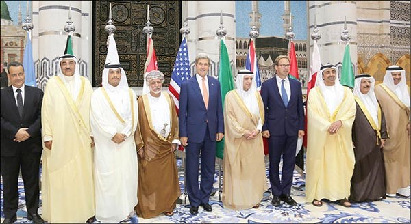 جون كيري ووزير الدولة البريطاني لشؤون الشرق الاوسط توبايس الوود ومبعوث الامم المتحدة الى اليمن اسماعيل ولد الشيخ والامين العام لمجلس التعاون د عبداللطيف الزياني معوزراء خارجية دول مجلس التعاون ويبدو الشيخ صباح الخالد