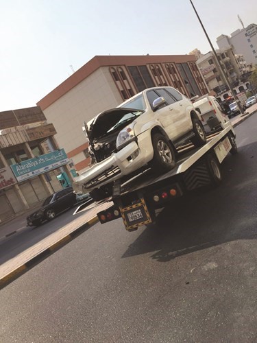 مركبة الفلبيني وقد وضعت على ونش المرور ويبدو المركبات التي اتلفت بفعل الحادث