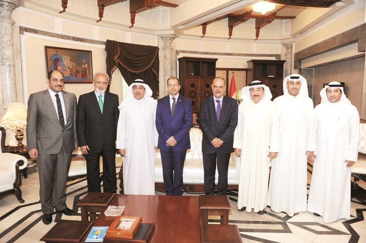 رئيس البرلمان العراقي سليم الجبوري متوسطا الوفد الصحافي الزائر والسفير غسان الزواوي ونائب السفير خالد القناعي ورئيس اتحاد الصحافيين العرب مؤيد اللامي﻿