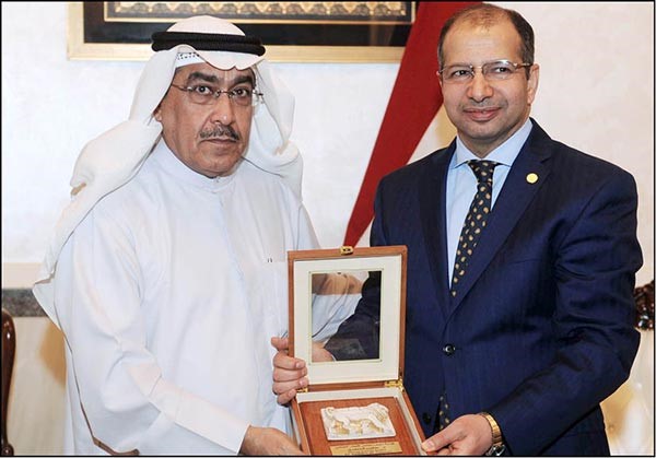 رئيس البرلمان العراقي سليم الجبوري مكرما رئيس الوفد الصحافي الكويتي نائب رئيس التحرير الزميل عدنان الراشدهاني الشمري