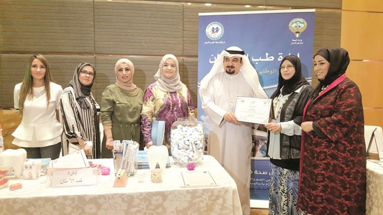 دمحمود عبدالهادي يكرم ادارة طب الاسنان﻿
