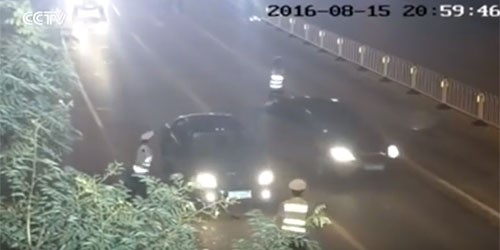 بالفيديو.. اعتقال صيني بعد أن صدم شرطياً بسيارته عن عمد