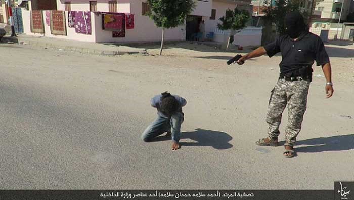  صور "داعشية" مؤلمة لإعدام خفير مصري بالرصاص في الشارع