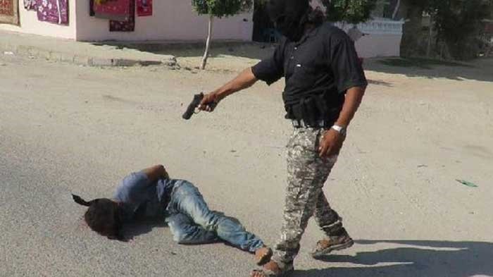  صور "داعشية" مؤلمة لإعدام خفير مصري بالرصاص في الشارع