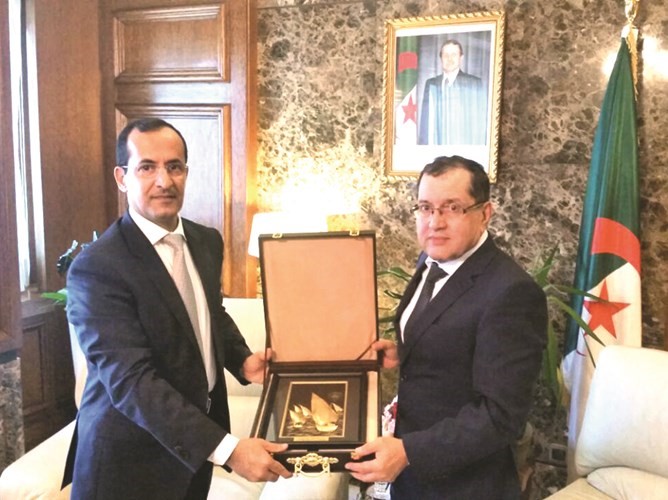 السفير محمد الشبو خلال لقائه وزير الطاقة الجزائري نور الدين بوطرفة﻿