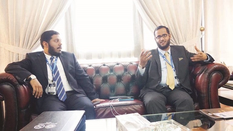 عبدالله الشنفا ومحمد المطيري خلال الندوة﻿