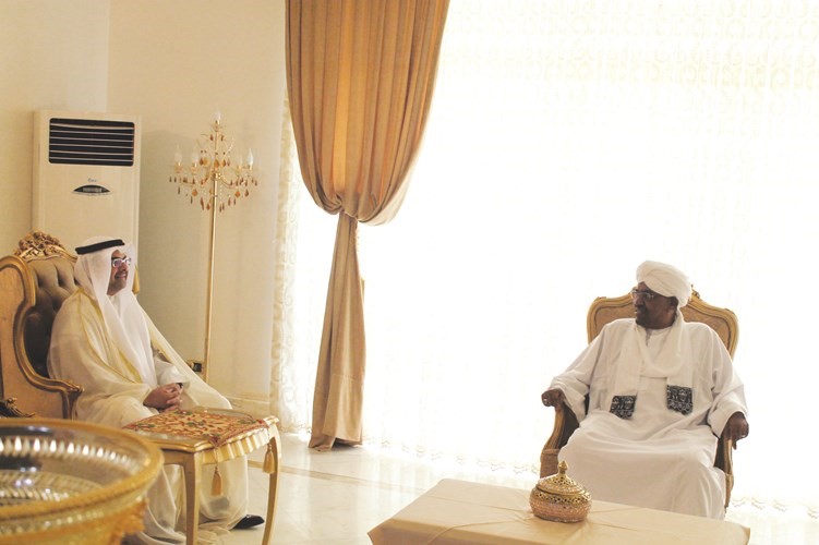 الرئيس السوداني عمر البشير مستقبلا السفير طلال منصور الهاجري ﻿