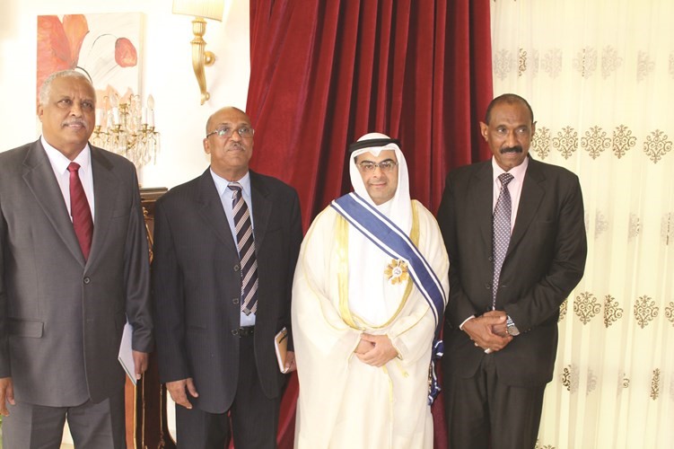 السفير الهاجري مع عدد من المسؤولين السودانيين ﻿