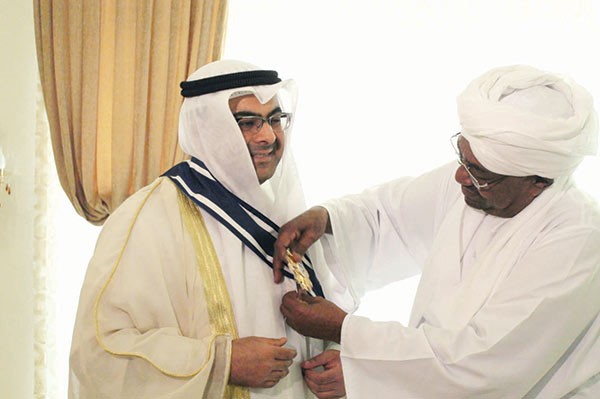 البشير يقلد الهاجري وسام النيلين من الطبقة الاولي