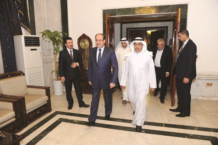 رئيس الوزراء العراقي السابق نوري المالكي مع نائب رئيس التحرير الزميل عدنان الراشد لدى استقبال الوفد﻿