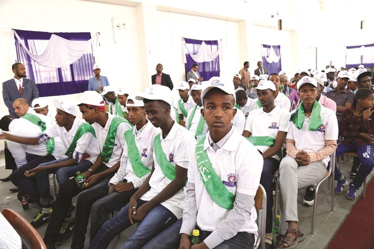 عدد من الطلبة الخريجين﻿