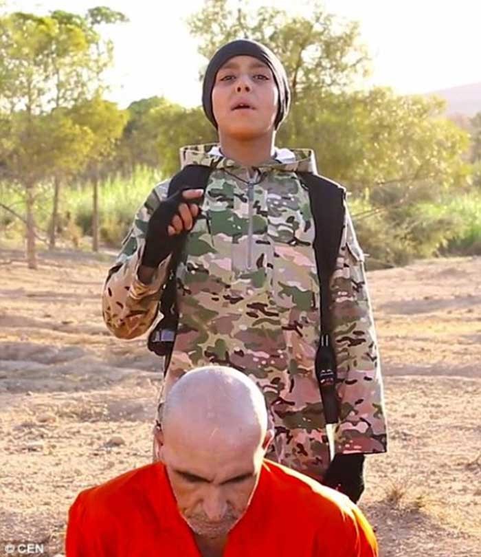 بالفيديو والصور.."أطفال داعش" يعدمون 5 أسرى بإطلاق النار على رؤوسهم بدم بارد