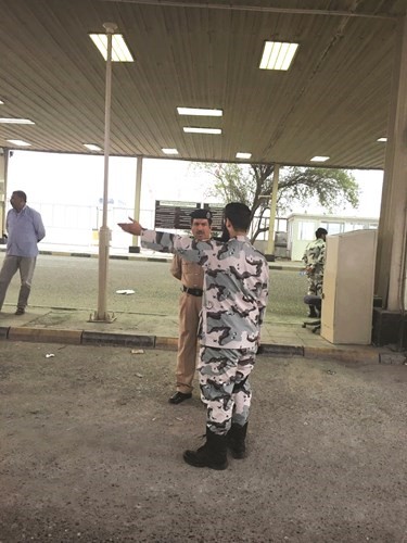 اللواء محمد العنزي يستمع الى شرح حول الية التفتيش في المنشات